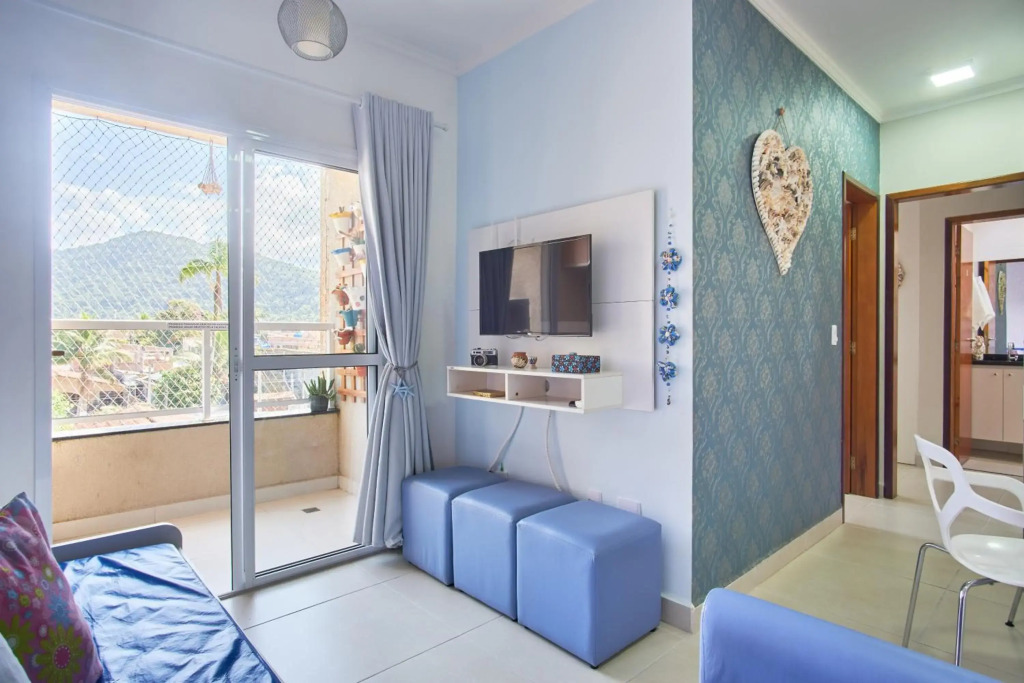Confortável apartamento com ar, piscina, sacada Gurmet a 1 km da praia Grande