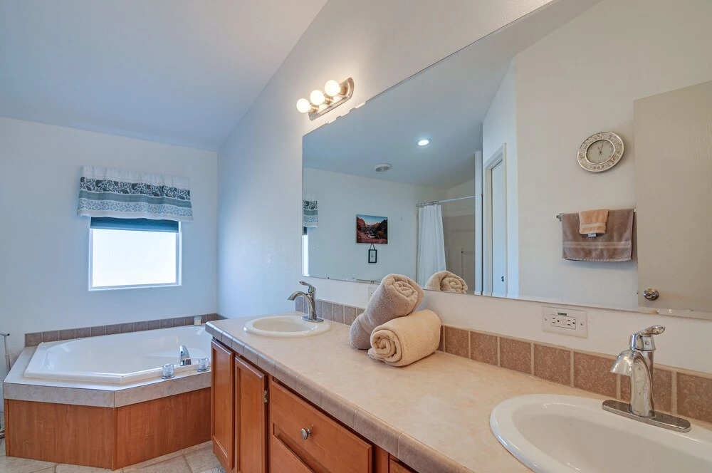 13 Mi to Lake Powell: Mtn-view Home w/ Deck & BBQ