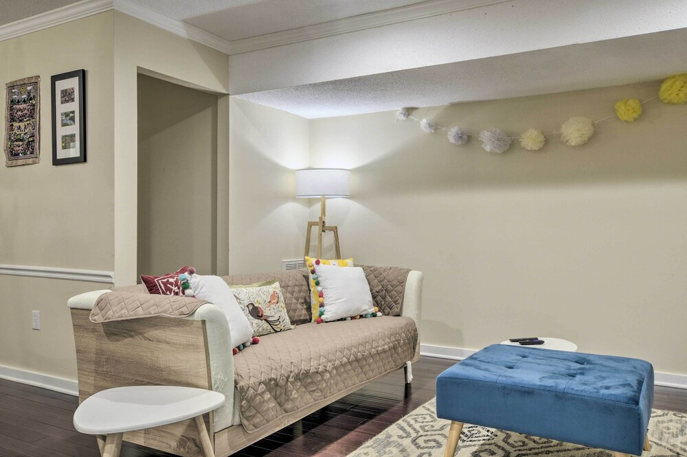 Tree-lined Durham Townhome: Close to Parks!