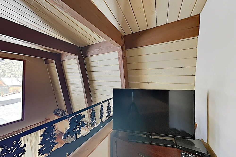 Cozy W/ Fireplace, Minutes To Skiing! 2 Bedroom Cabin