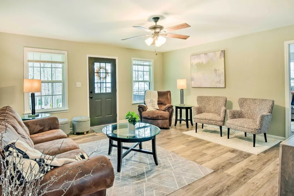 Beautiful Clarkesville Home about 8 Mi to Helen!