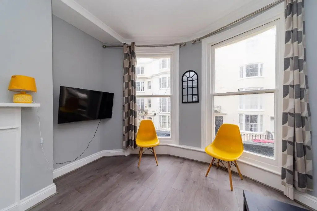 Cosy three bedroom flat next brighton seafront SLEEP 8