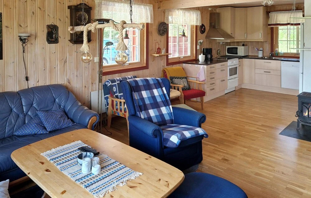 5 Bedroom Lake Front Home In Hornnes