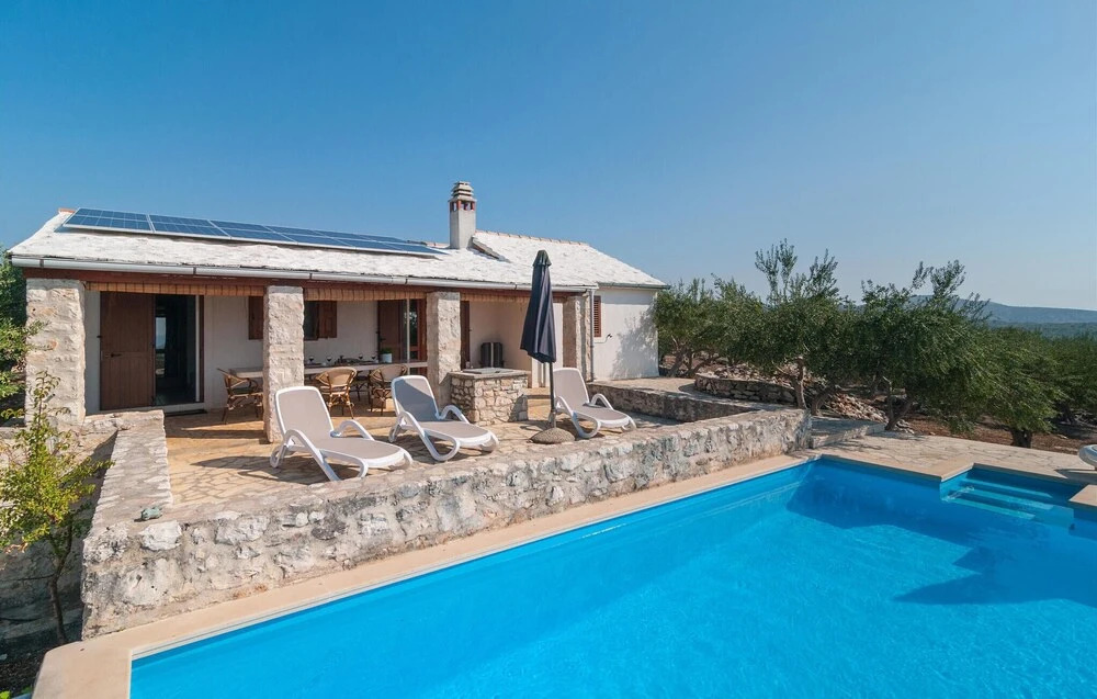 Amazing Home in Sutivan With 2 Bedrooms, Wifi and Private Swimming Pool