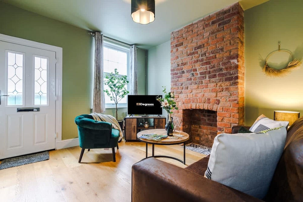 NEW Stylish Home Amazing Location Sleeps 6