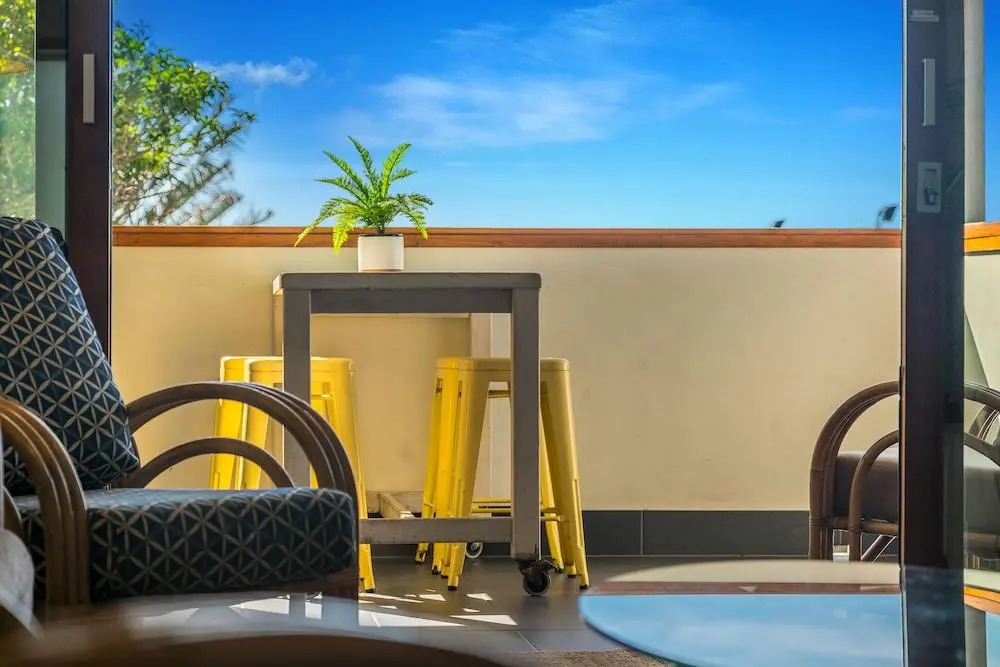 Quiksilver Apartments The Pass - steps from beach