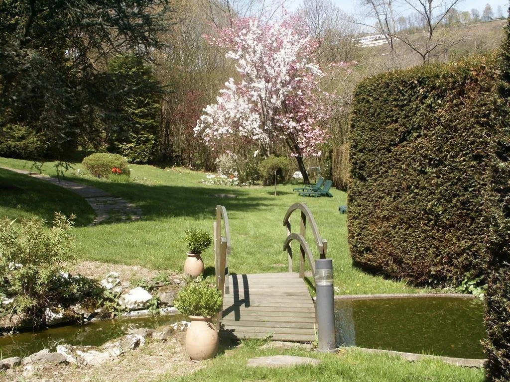Hotels Aux Roches Fleuries