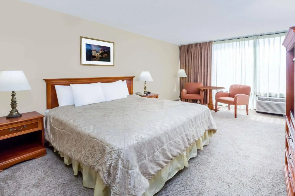 Travelodge Peoria Hotel And Conference Center