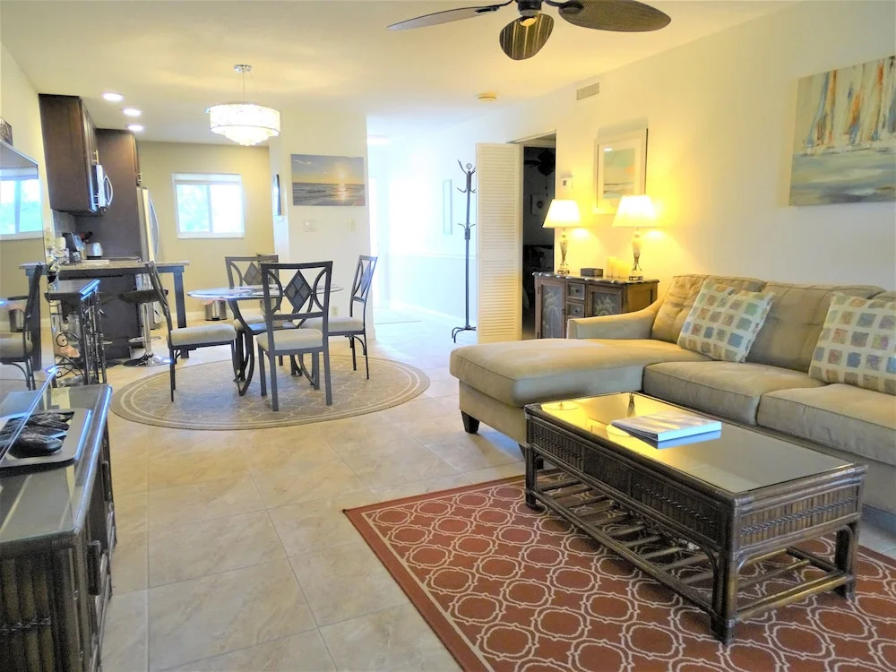 Sunset Royale - 200 2 Bedrooms 2 Bathrooms Apts