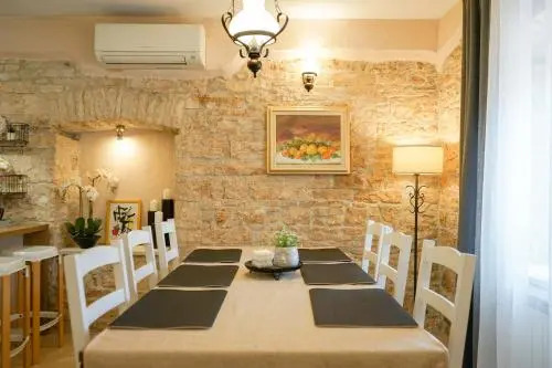 Villa Leon, Wonderful Family Apartment with Pool