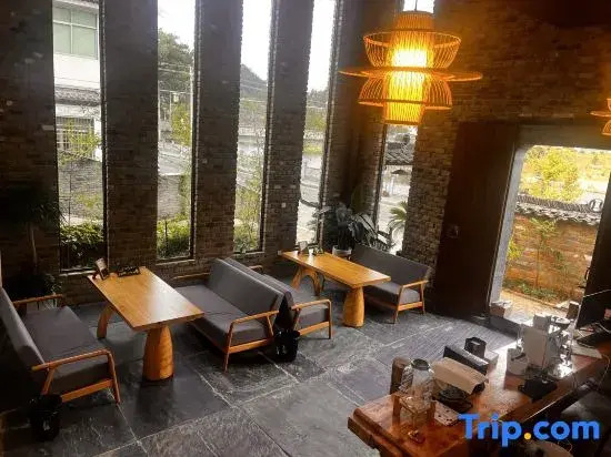 Wuyuan style waterfront homestay