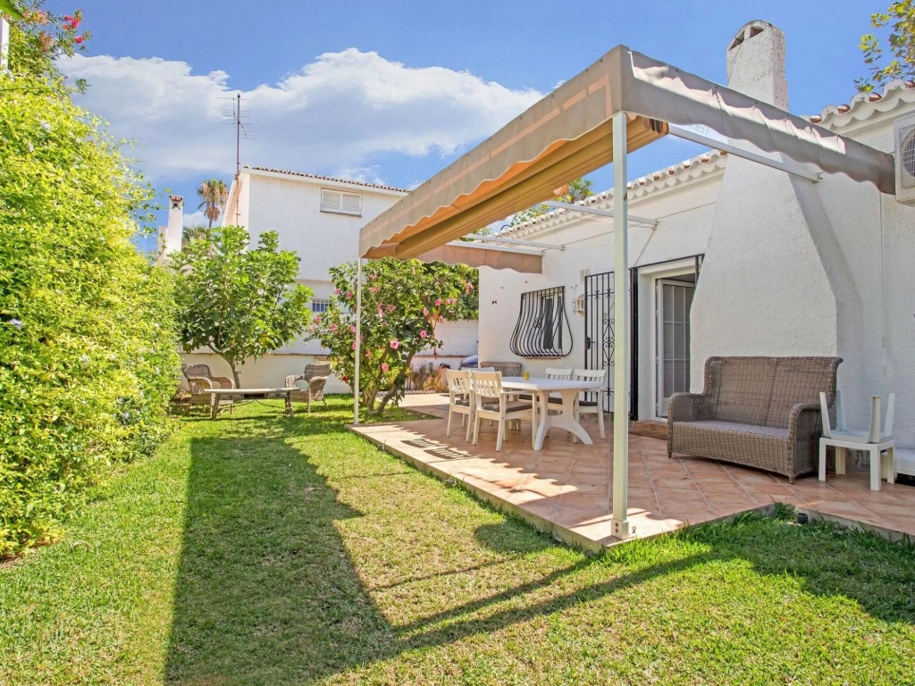 Superb beachfront villa with guest house 50m opposite
