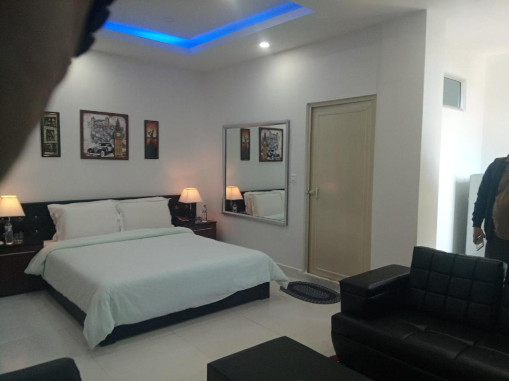 J. I. T HOTEL