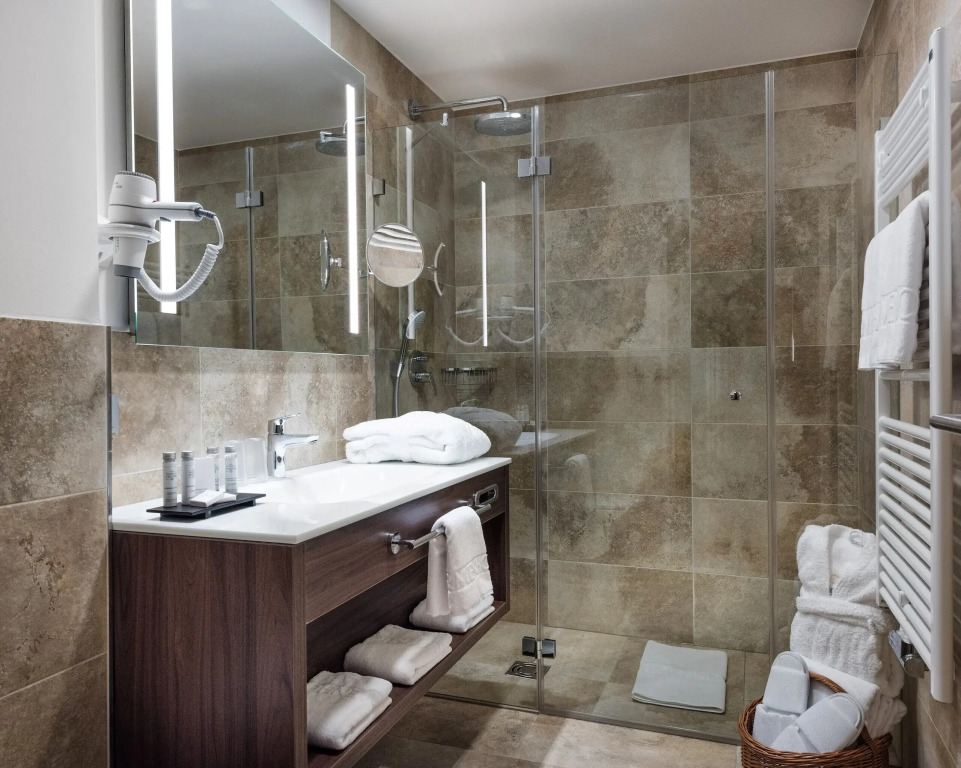 Hotel Norica - Thermenhotels Gastein mit dem Bademantel direkt in die Therme