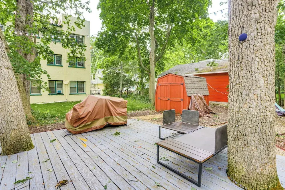 Walk to Lake: Historic Lakeside Marblehead Cottage