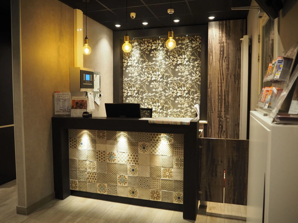Blossoms City Hotel