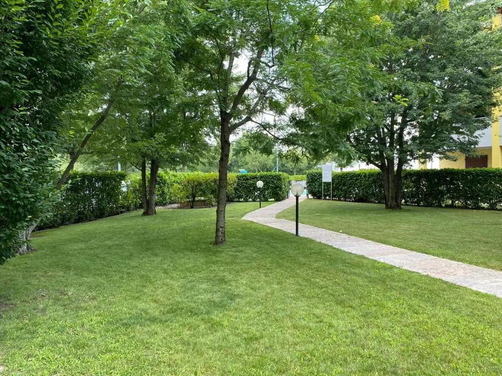 Apartment with Private Garden in Residence with Pool