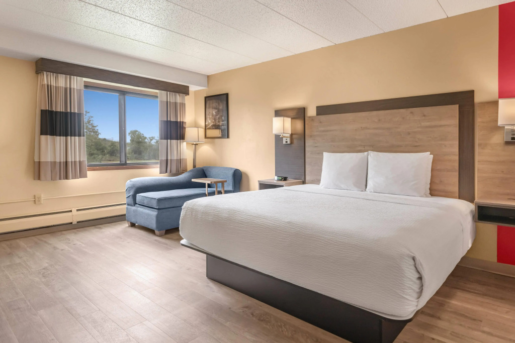 Ramada by Wyndham Minneapolis Golden Valley