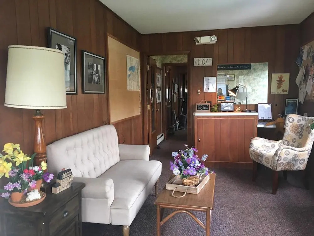 The Colonial Motel