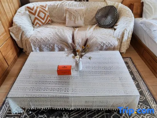 Wutong Wangu Homestay (Science and Technology University Xinxinying Campus Colorful Gate)