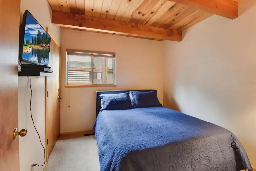 Lake Tahoe Treasure! Minutes From Beach & Skiing