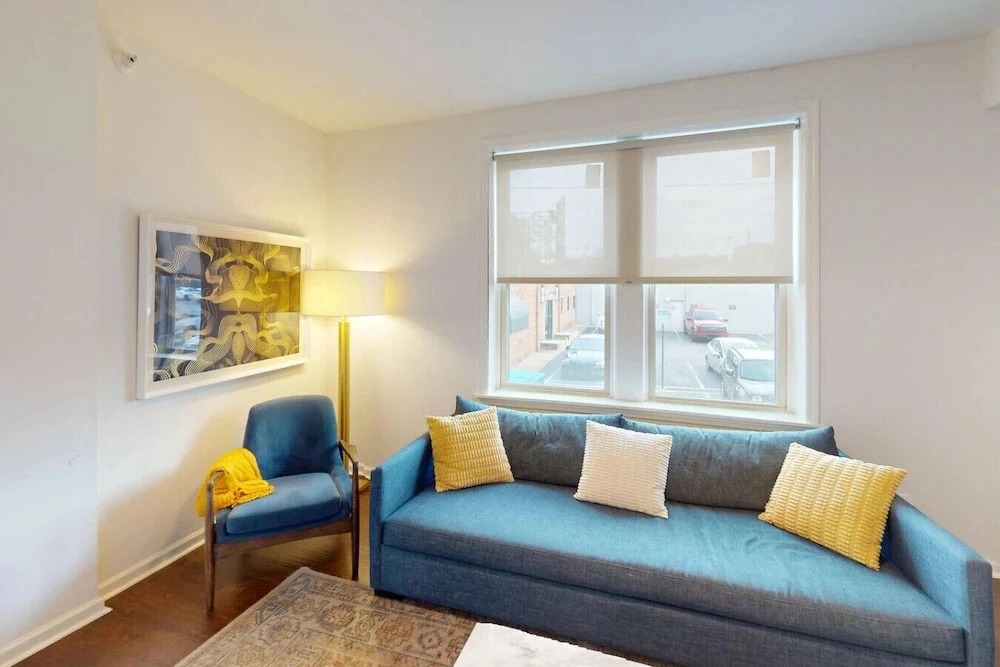 Central 3BR Apt Minutes to Downtown Parking