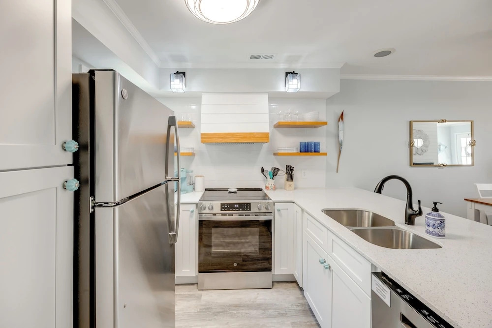 Walk to Eats & Drinks! Stylish Murrells Inlet Stay