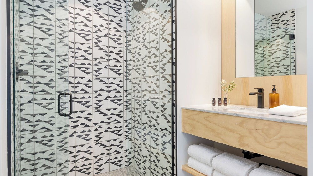 Blackhaus B : 4 Bedroom Suite by Avantstay 4-rooms