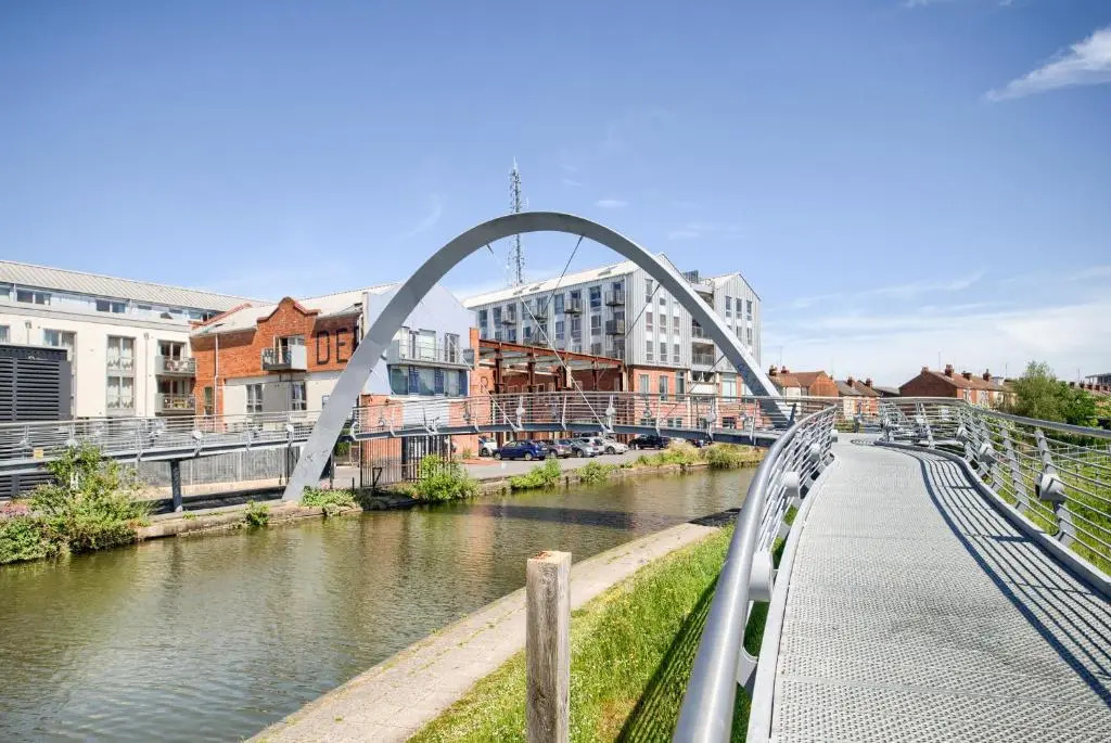 Coventry Luxury Townhouse City Centre Private Parking Sleeps 9 by EMPOWER HOMES rates incl VAT
