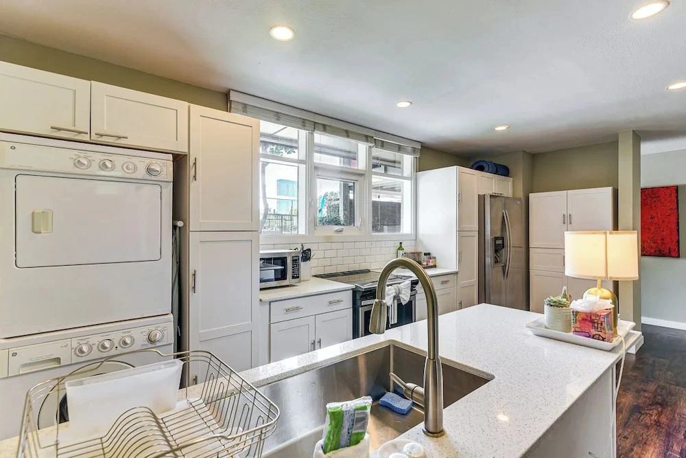 Pool Access! Sleek Condo, 2 Mi to Memorial Park