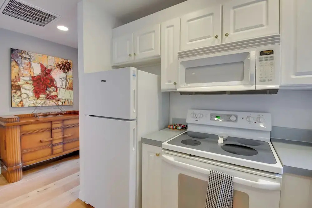Central 4-Acre Cottage w/ Deck: Walk to Bay