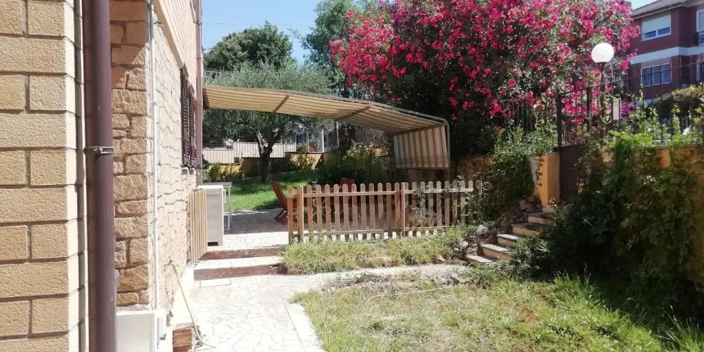 VILLA GIULIANA stanze con bagno interno in Villa a 350 mt spiaggia libera Lido delle Sirene