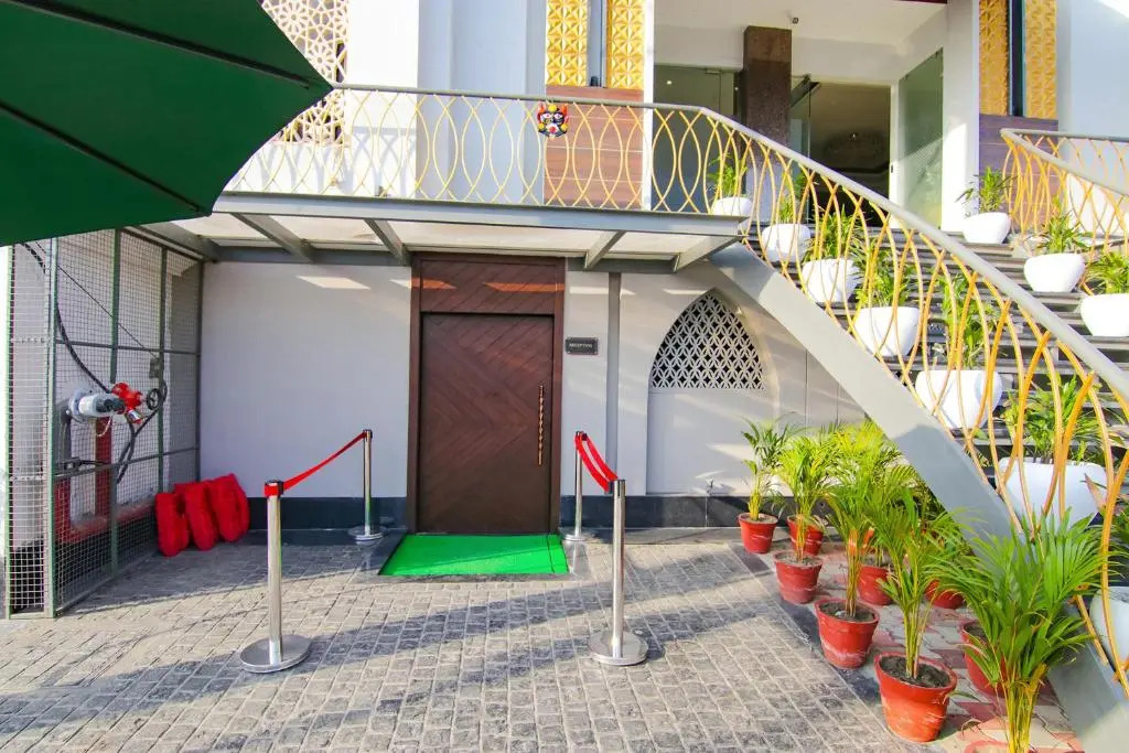 Fabhotel Prime Royal Inn Suites