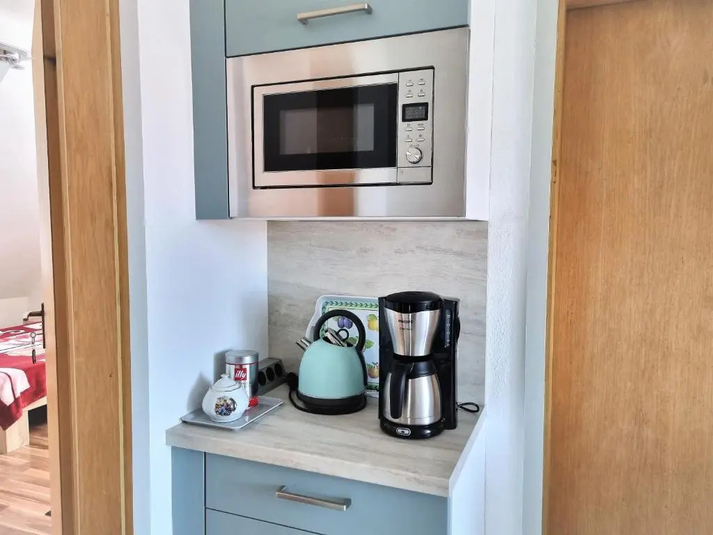 Apartment Bayreuth, 4 Zimmer Ferienwohnung im Haus mit Kunst, WLAN, Küche, Parkplatz