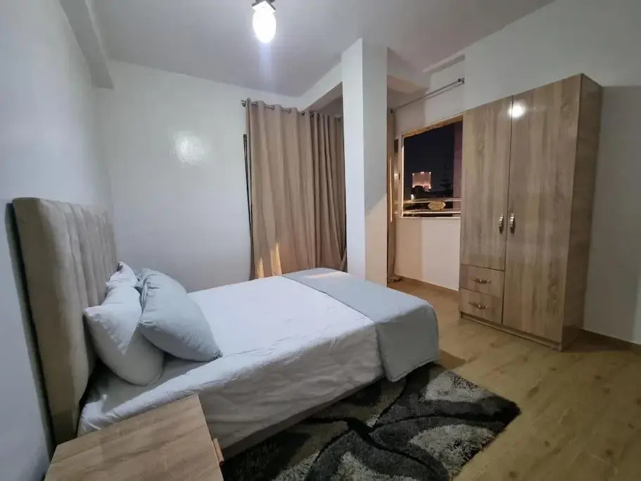 Spacious 2 BR near mausolée med V, 1min walk tram.