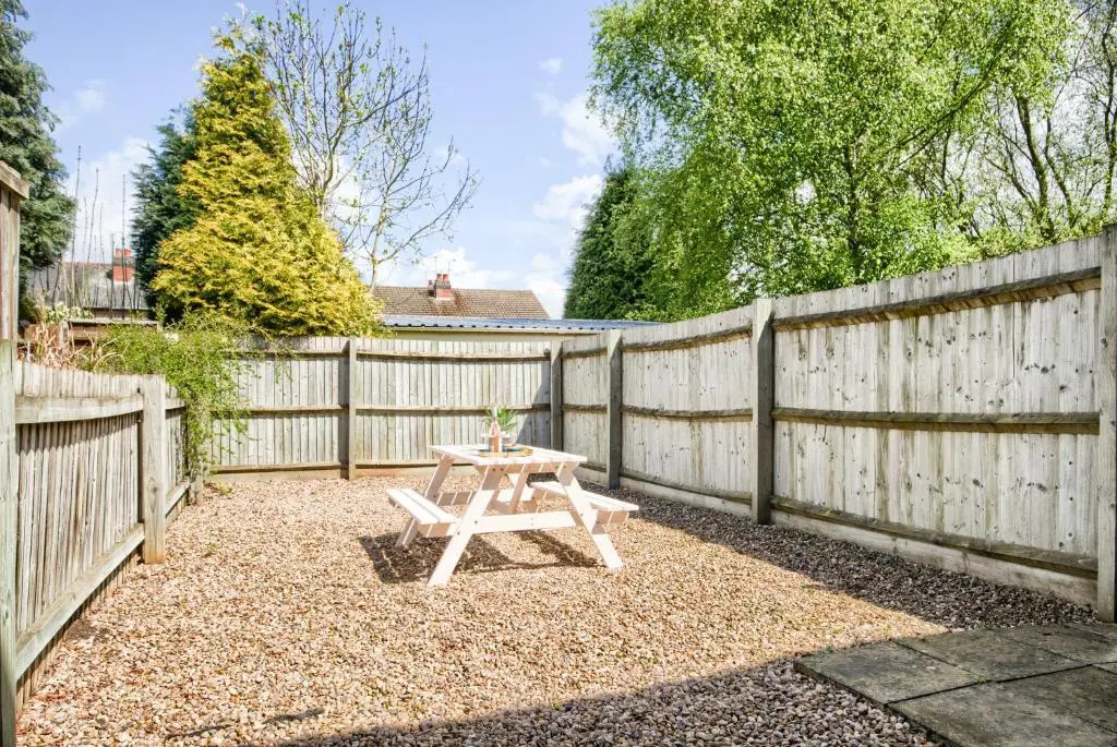 Cosy House │ RICOH │ M6 │ Sleeps 6 │ EMPOWER HOMES