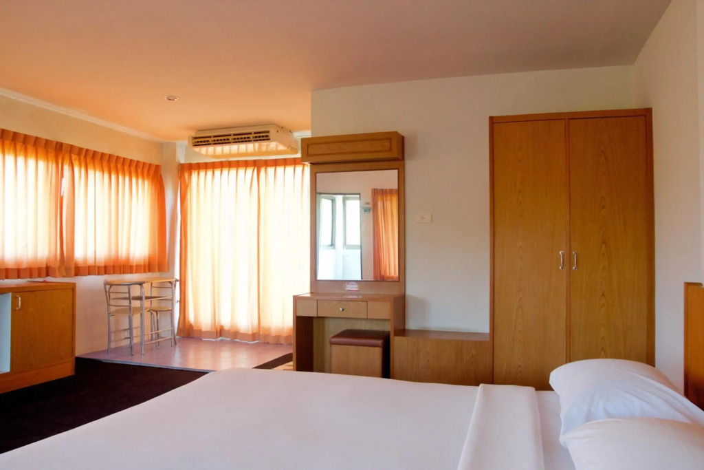 Sichang Shine Khao Resort