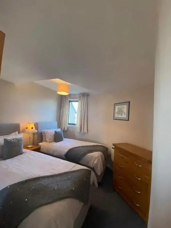 Harbour And River View, Beach 50m From Doorstep & Free Parking