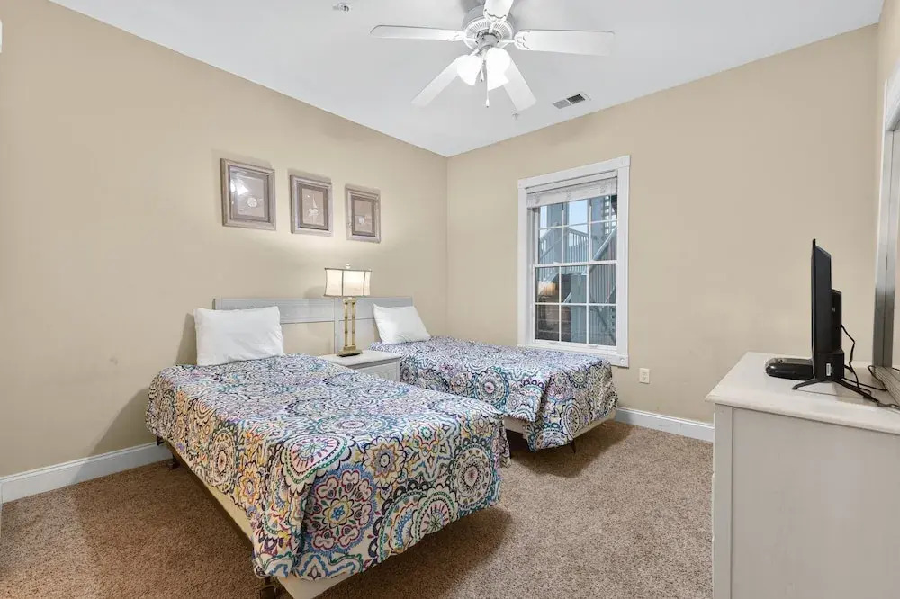 Magnolia Pointe Luster Leaf 4821-301