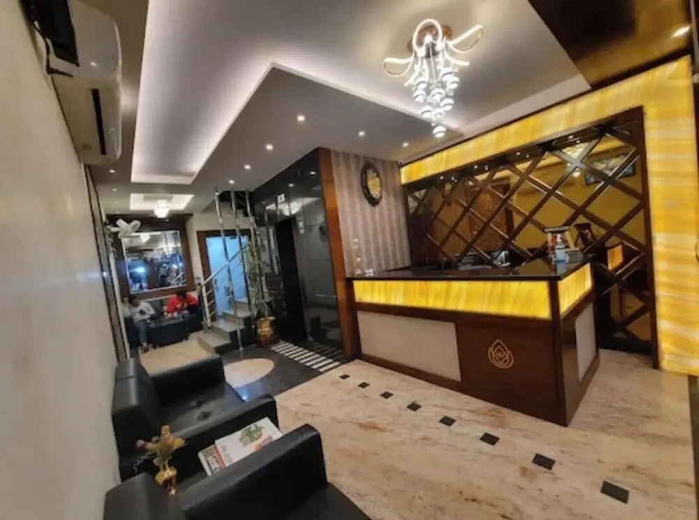 Hotel Golden Crown - 600m to Kashi Vishwanath Temple