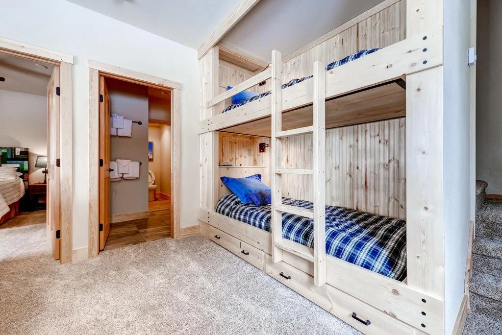 Four-Bedroom Pineview Haus