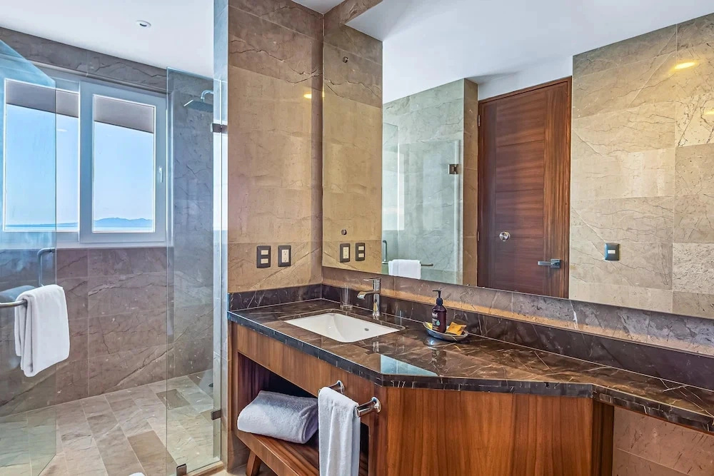 Luxurious 6th-floor Condo With Pool, Oceanfront Balcony & Water View