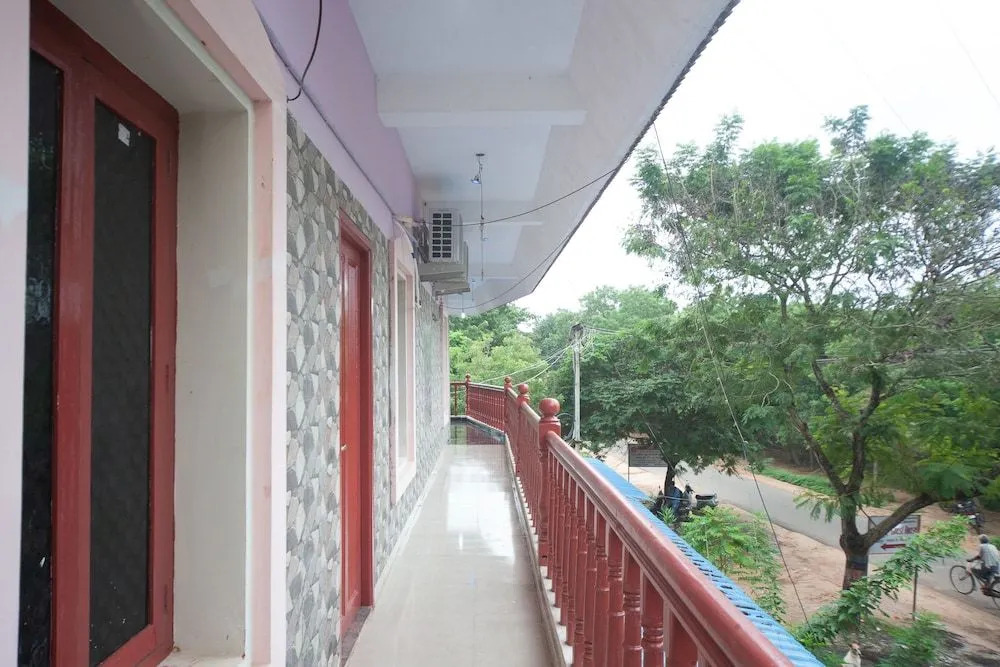 OYO 24053 Auro GP guest house