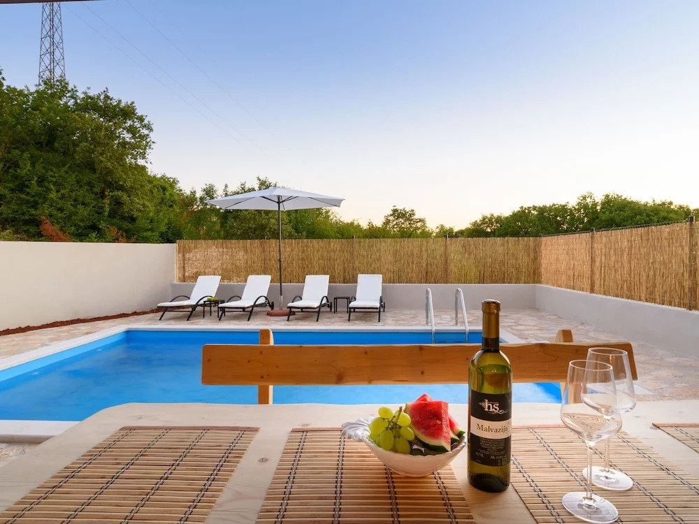 Wonderful Holiday Home With Private Pool and Covered Terrace !