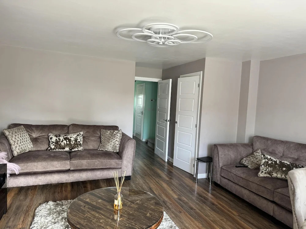 4 Bed House - Sleeps 8 - Hottub - Garden - Parking