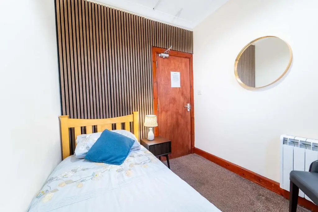 Prime location rooms in high street