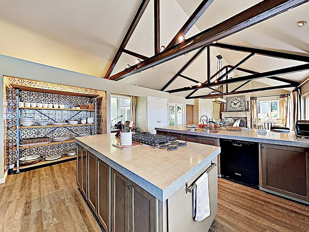 Spacious 6br Vineyard  - Pool & Valley Views 6 Bedroom Home