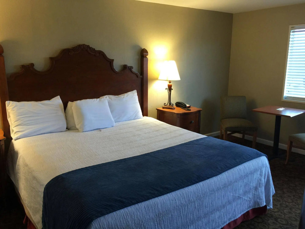 Inn by the Lake Gilbertsville Hotel