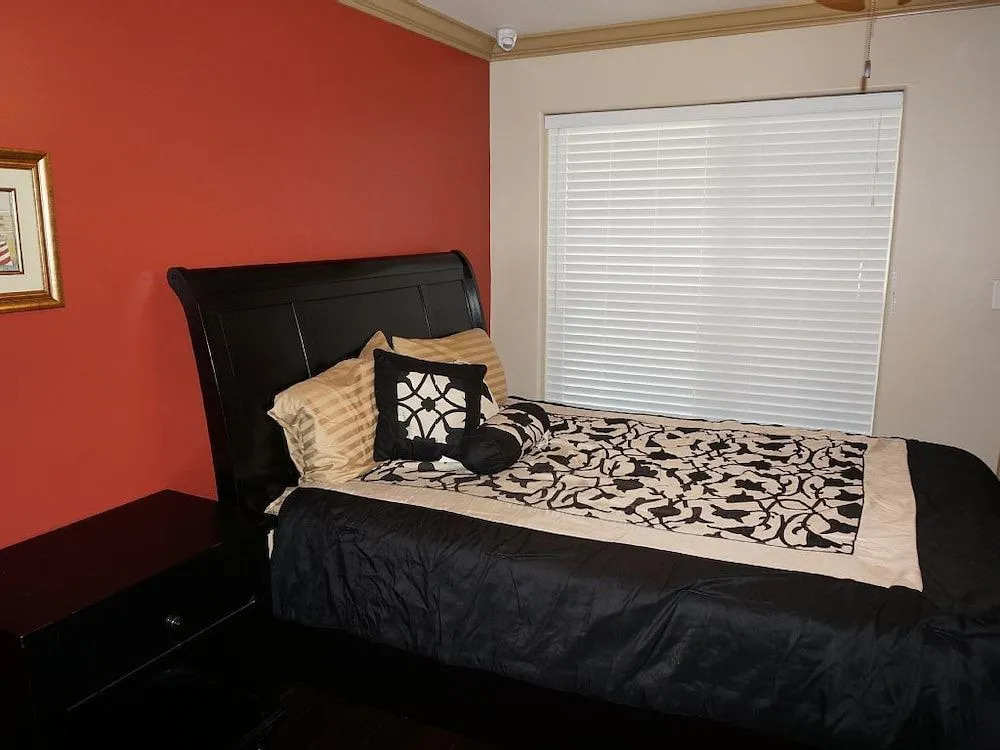 Beach-View Galveston Seawall Condo - 2 Br condo by RedAwning