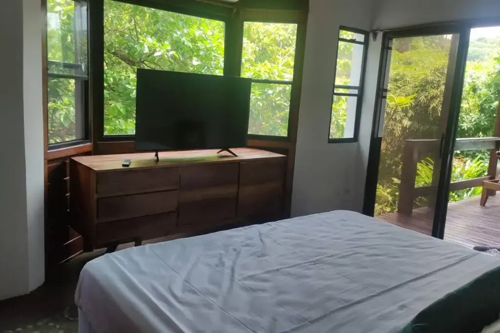 Shankton Harbour 3 Bedroom 4 Bathroom Beach House w Private BEACH SEA path